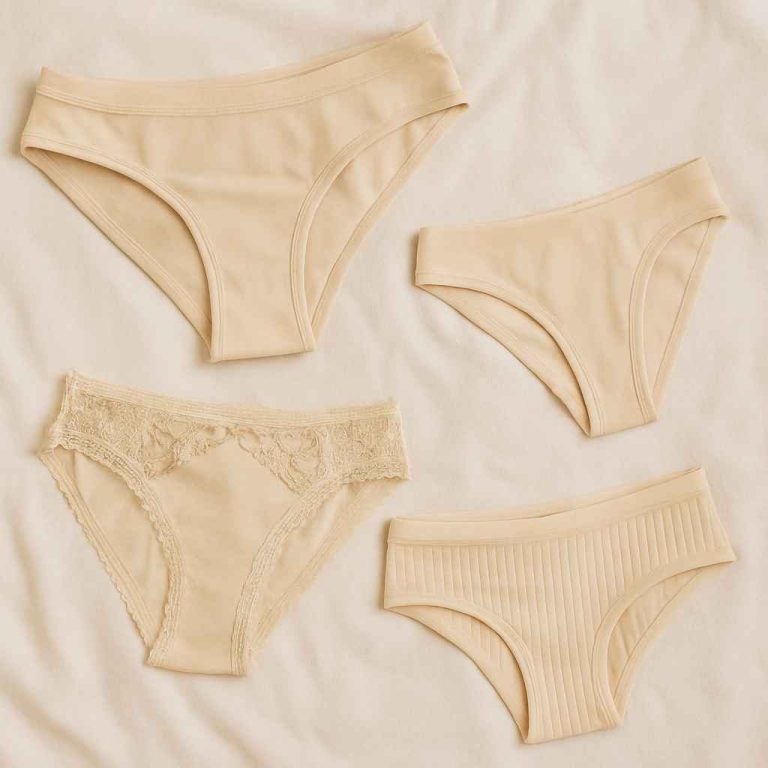 Beige Damen-Slips getragen kaufen – dezent, warm & echt Vier beigetönige getragene Slips – sanfte Farben, natürlich getragen und liebevoll arrangiert
