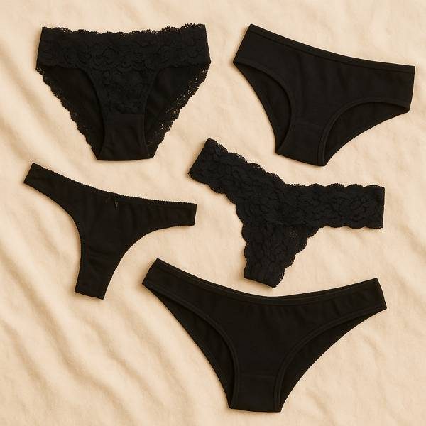 Schwarze getragene Slips – edel, sinnlich & diskret erhältlich Elegante schwarze Damenhöschen – getragen & stilvoll auf hellem Untergrund arrangiert